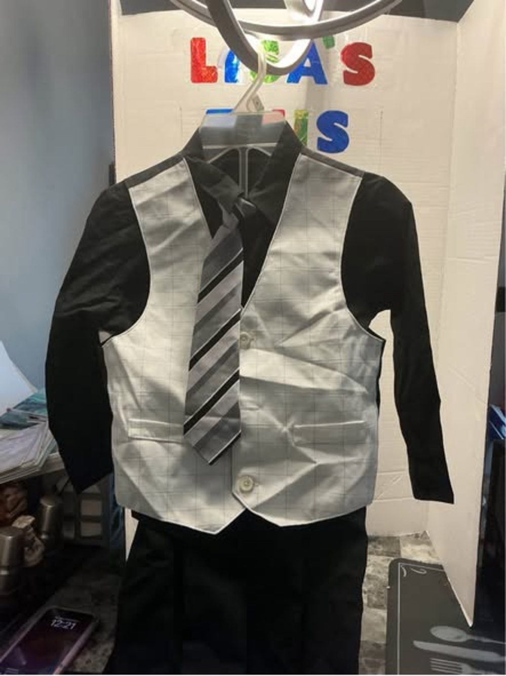 Brand new Perry Ellis boys 4 piece suit size 6